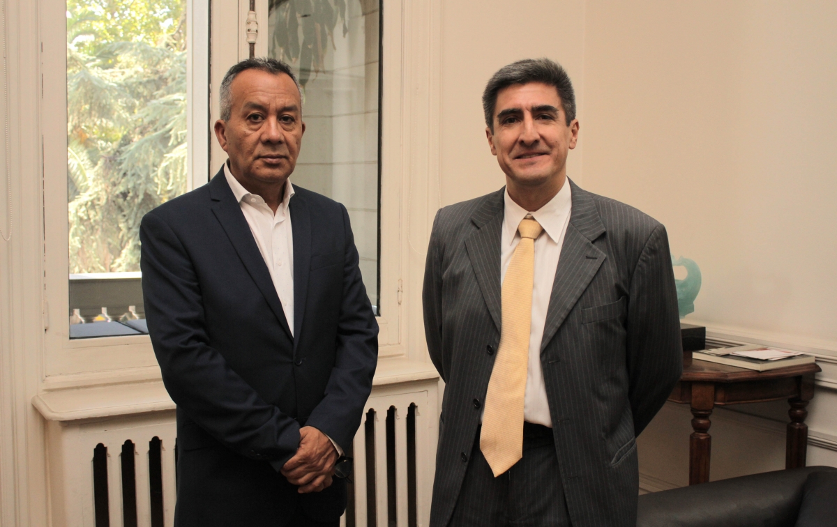 Manuel Ahumada junto al Ministro Consejero Encargado de Cultura y Diplomacia Pública Embajada de Perú, Alejandro Neyra