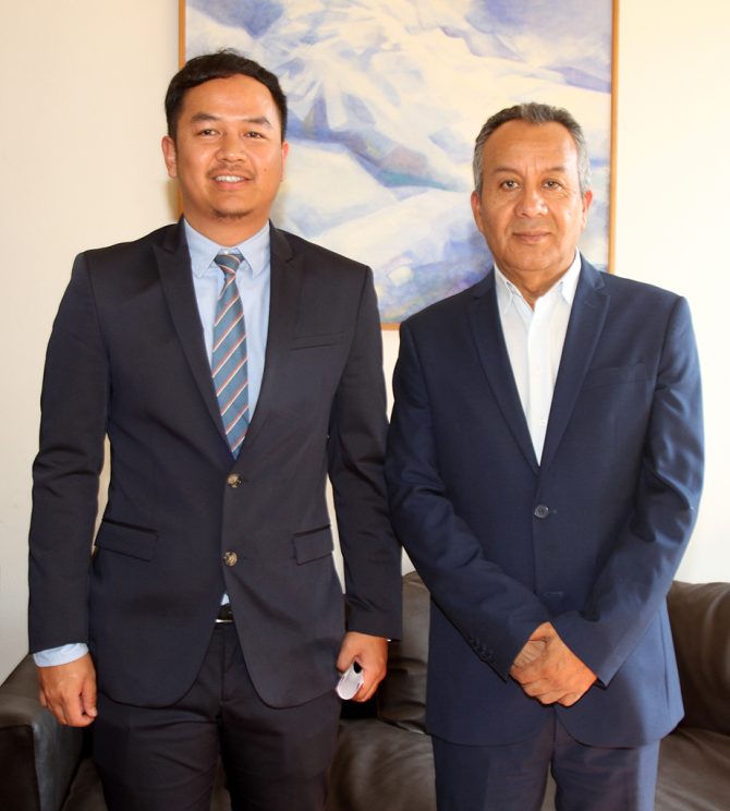 El director ejecutivo de la Fundación, Manuel Ahumada con el Secretario de Cultura de la Embajada de la Indonesia, Gilang Gumilar.